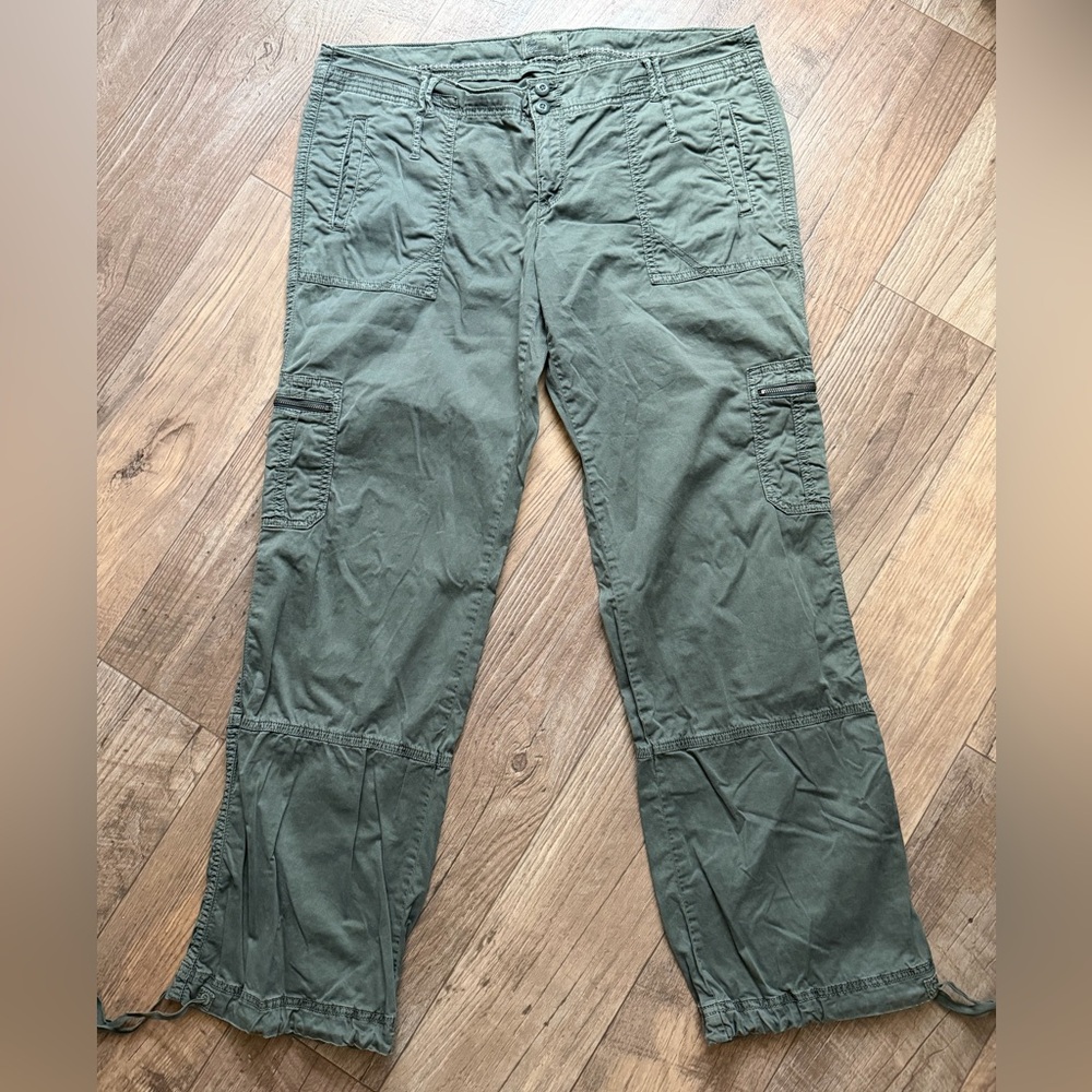 American Eagle Outfitters Women’s Forest Green Cargo Pants.